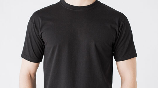「オールマイティに使える黒地Tシャツ」着こなしアイデア
