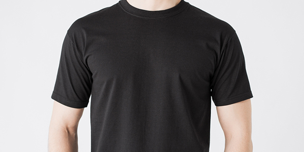 「オールマイティに使える黒地Tシャツ」着こなしアイデア