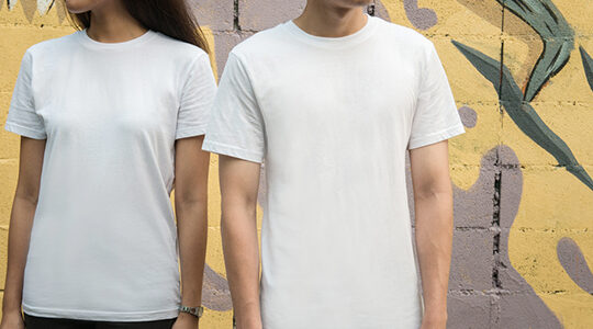Tシャツのサイズは小さめと大き目どちらを選ぶべき？