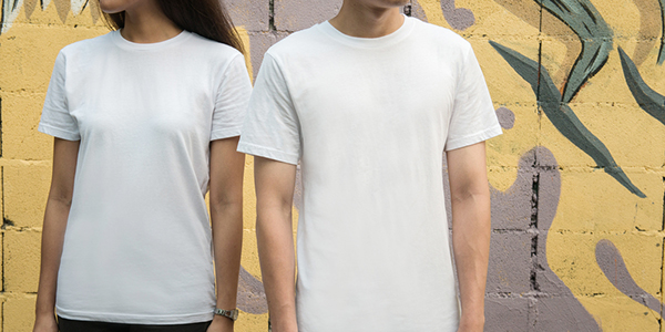 Tシャツのサイズは小さめと大き目どちらを選ぶべき？