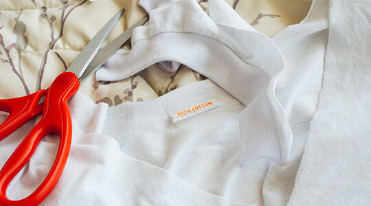 カットして個性的に！　リメイクしたオリジナルTシャツを着こなそう