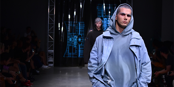 部屋着っぽくない、スウェットを取り入れたおしゃれコーデ