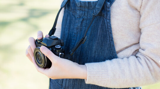 ポップでキュート！　冬のオーバーオールと組み合わせたいアイテム5つ