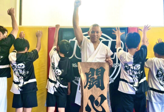 「武道の精神をTシャツに込めて」――教室に通う子どもたちへの“もう一つの帯”として。