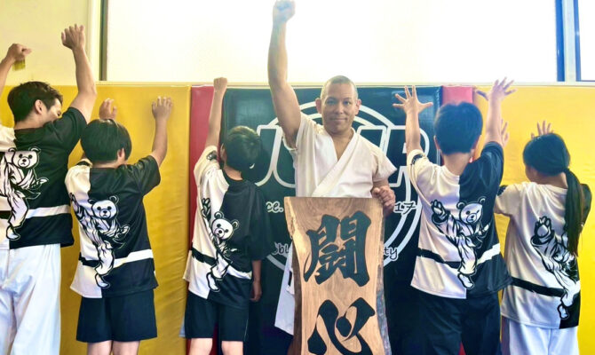 「武道の精神をTシャツに込めて」――教室に通う子どもたちへの“もう一つの帯”として。